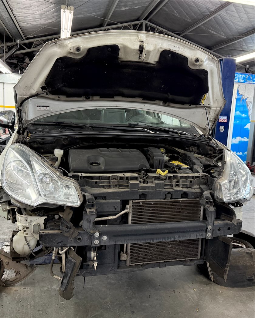 Frente de un auto desarmado para reparar el golpe