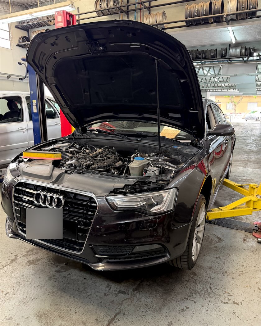 Audi A5 con el capó abierto en el taller